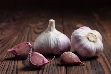 Tahta masada sarımsak ve soğan. Taze sarımsak ve soğanlar.
