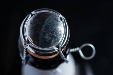 Siyah arka planda şişe mantarlı şampanya..