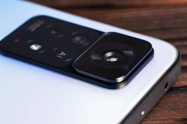 Modern akıllı telefon kamerasını kapat, flaş lens mikrofonunu kapat.