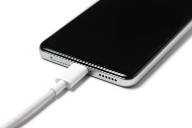Beyaz arkaplanda şarj pili akıllı telefon.