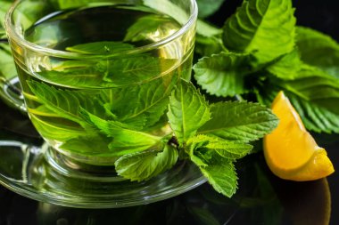 Yakın plan nane çayı, taze nane ve limon yaprağı.
