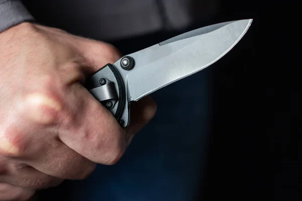 Hombre Sosteniendo Cuchillo Una Postura Amenazante Listo Para Luchar — Foto de Stock