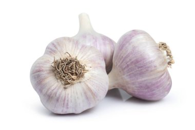 Beyaz arka planda çiğ sarımsak. Tam alan derinliği