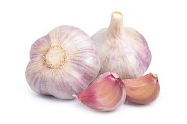 Sarımsak karanfil ve ampul beyaz arka planda izole edilmiş.