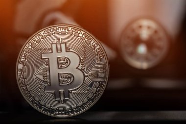 Bitcoin sikke açılan Hdd disk üzerinde gümüş. Elektronik para, cryptocurrency.