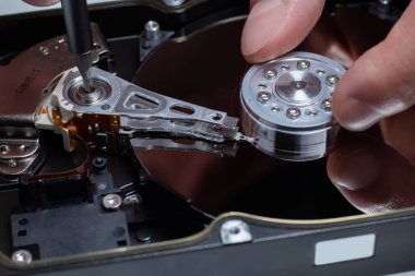 veri sabit disk yedek diski hdd disk geri yükleme geri yükleme kurtarma mühendisi iş aracı virüs access dosyası başarısız meslek bakım tamirci teknoloji kavramı mühendislik sabitleme.
