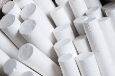 Bir grup beyaz tebeşir yaklaşıyor. Makro.