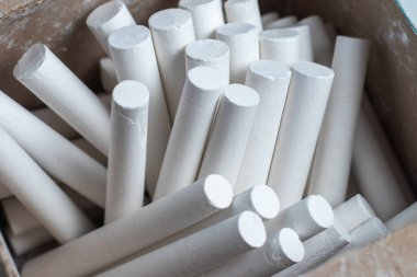 Kutuda bir grup beyaz tebeşir yakın çekim.