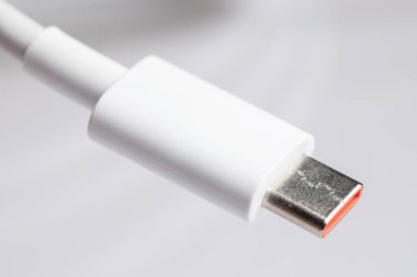 USB tip-c kablosunun beyaza izole edilmiş hali.