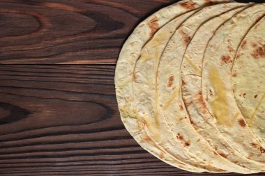 Tahta arka planda izole edilmiş taco lahanası..