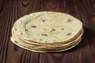 Tahta arka planda izole edilmiş taco lahanası..