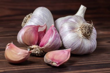 Ahşap arka planda sarımsak ampulü. Kapat..