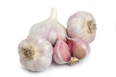 İzole sarımsak. Beyaz arkaplanda çiğ sarımsak var..