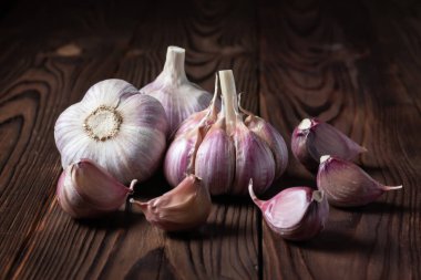 Tahta masada sarımsak ve soğan. Taze sarımsak ve soğanlar.