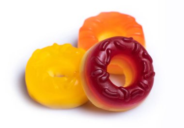 Beyaz arka planda çok renkli jöleli şekerli çörekler..