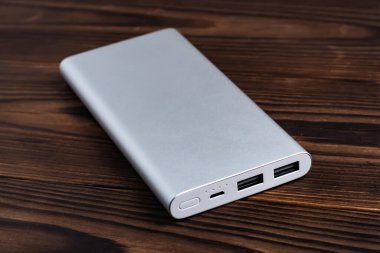 Tahta arka planda mobil cihazları şarj etmek için güç bankası. Batarya bankası. Mobil aygıtlar için dış pil