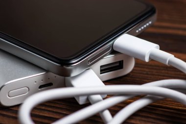 Taşınabilir güç bankası şarj akıllı telefon sürecinde.