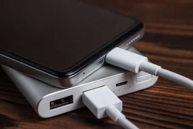 Taşınabilir güç bankası şarj akıllı telefon sürecinde.