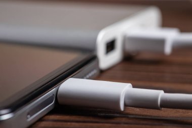Akıllı telefon beyaz güç bankasıyla şarj ediliyor. Beyaz güç bankasına yakın çekim