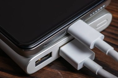 Akıllı telefon beyaz güç bankasıyla şarj ediliyor. Beyaz güç bankasına yakın çekim