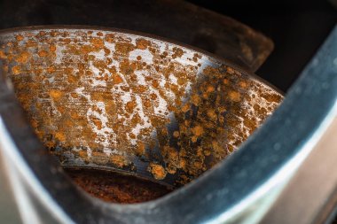 Araba fren diski ve ped yağmurdan sonra paslandı,