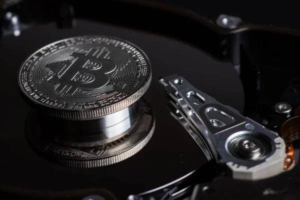 Bitcoin Argento Sul Disco Rigido Aperto Moneta Elettronica Criptovaluta — Foto Stock