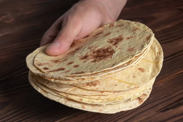 Lavash Taco Tortilla Grill Chleb Dłoni Drewniane Tło — Zdjęcie stockowe