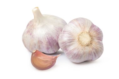 Sarımsak karanfil ve ampul beyaz arka planda izole edilmiş.