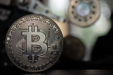 Bitcoin sikke açılan Hdd disk üzerinde gümüş. Elektronik para, cryptocurrency.