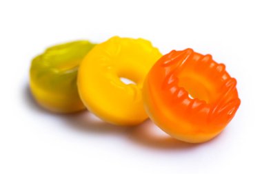 Beyaz arka planda çok renkli jöleli şekerli çörekler..