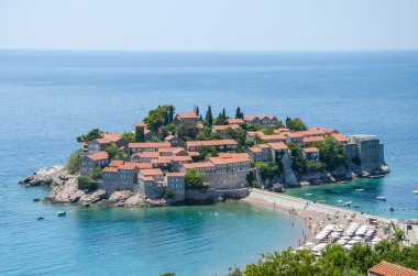 Sveti stefan Yarımadası mavi gökyüzü ve denizin yaz aylarında karşı vi