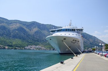yolcu gemisi liman Kotor, Karadağ