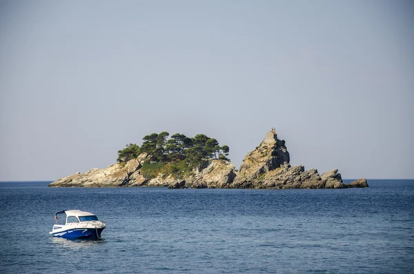 岛背景上船。亚德里亚海 — 图库照片