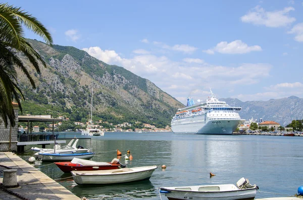 View on the port of kotor with cruise ship and boats — Stock Photo, Image
