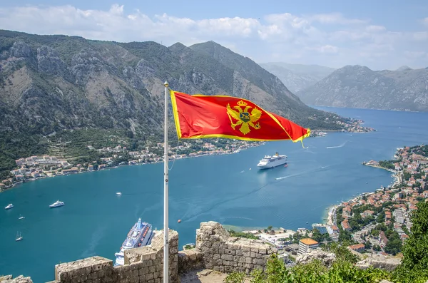 Vlag van montenegro op kotor bay — Stockfoto