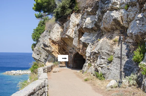 Mrocznego portalu starego betonu tunelu w skale, Czarnogóra, petr — Zdjęcie stockowe