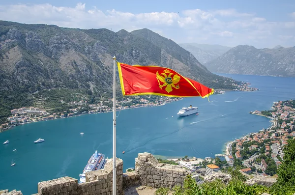 Flaga Czarnogóry w zatoce kotor — Zdjęcie stockowe