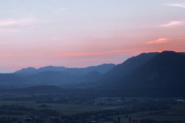 Yeşil pirinç tarlalarının manzarası. Güneşin akşam ışığı gökyüzü ile çelişiyor..