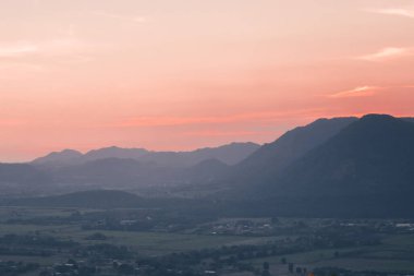 Yeşil pirinç tarlalarının manzarası. Güneşin akşam ışığı gökyüzü ile çelişiyor..