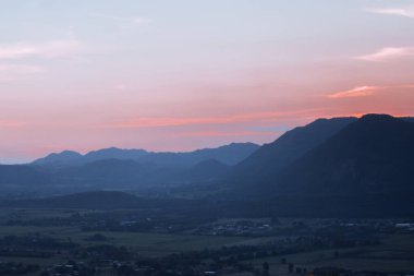 Yeşil pirinç tarlalarının manzarası. Güneşin akşam ışığı gökyüzü ile çelişiyor..