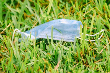 Tek kullanımlık tıbbi maskeler çimlere çöp gibi atılmıştı.