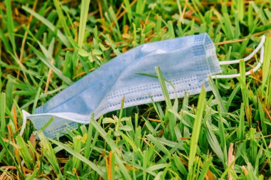 Tek kullanımlık tıbbi maskeler çimlere çöp gibi atılmıştı.