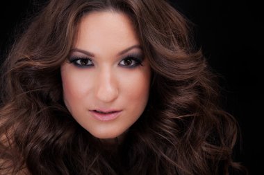 koyu arka plan üzerine güzel bir esmer kadın portresi