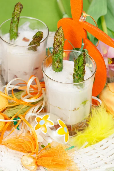 Spargel-Panna-cotta mit Speckstreuern — Stockfoto