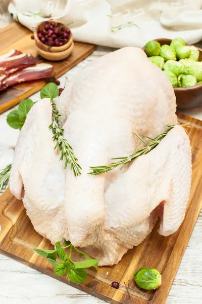 Whole raw turkey ready to go into the oven — Stock Photo, Image