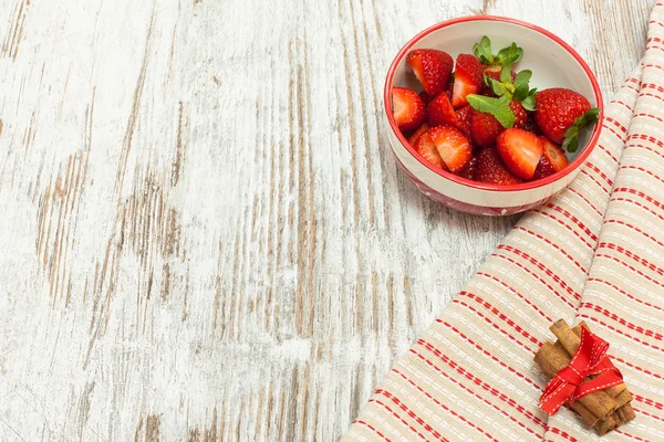 Färska jordgubbar i skål över trä bakgrund. — Stockfoto