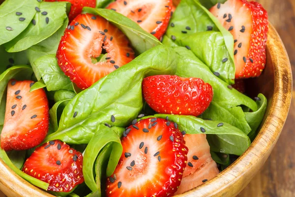 . Ensalada de fresa con espinacas , —  Fotos de Stock