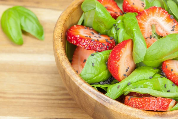 . Aardbei salade met spinazie, — Stockfoto