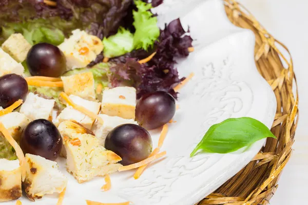 Hühnersalat mit Trauben — Stockfoto