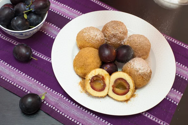 Söta plommon dumplings. — Stockfoto